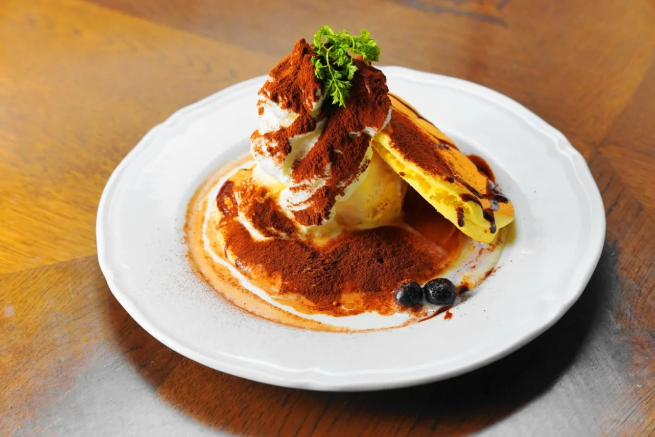 ▲「レアチーズティラミスのスフレパンケーキ」