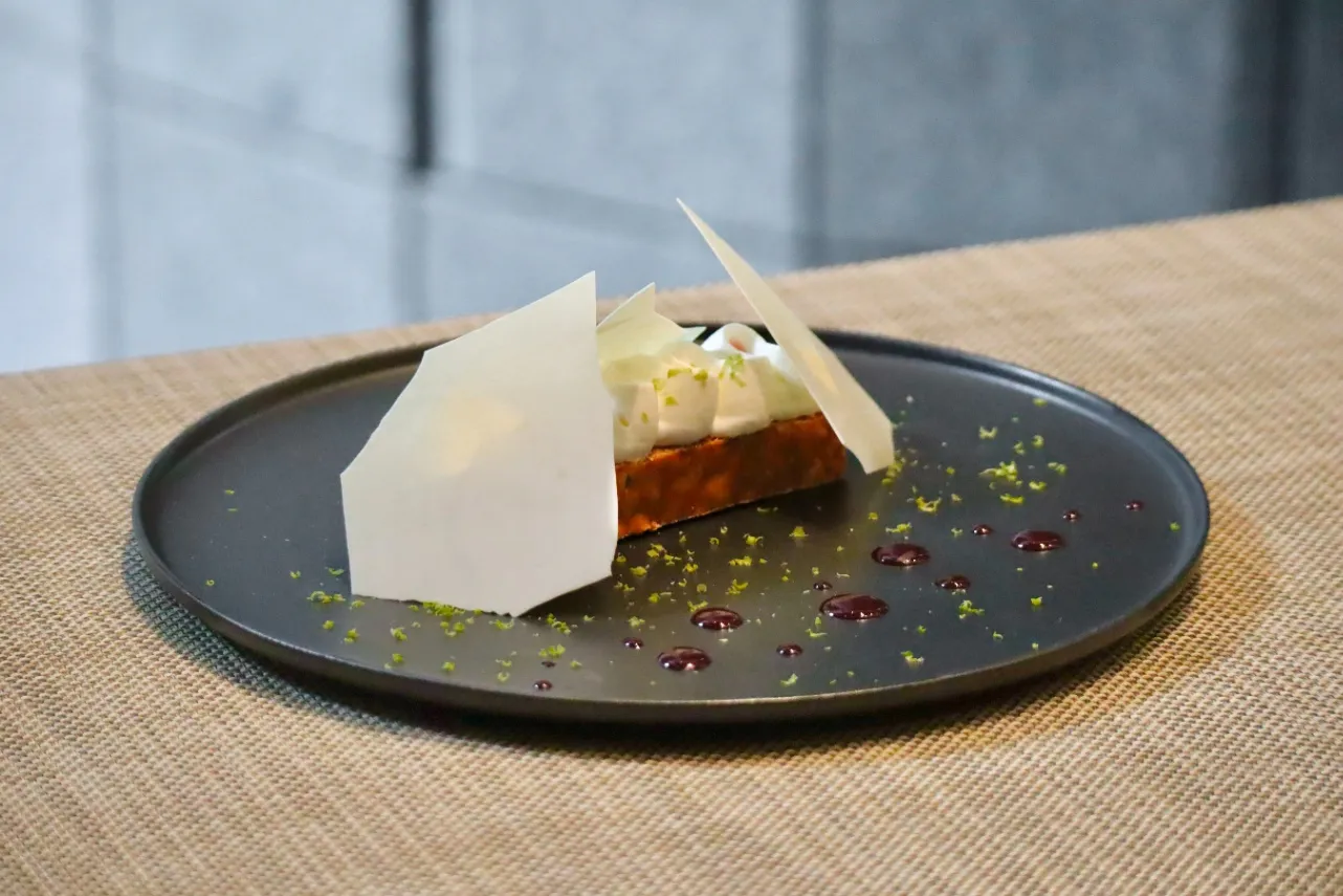 ▲「ピスタチオのミルフィーユ　赤いベリーのソース」