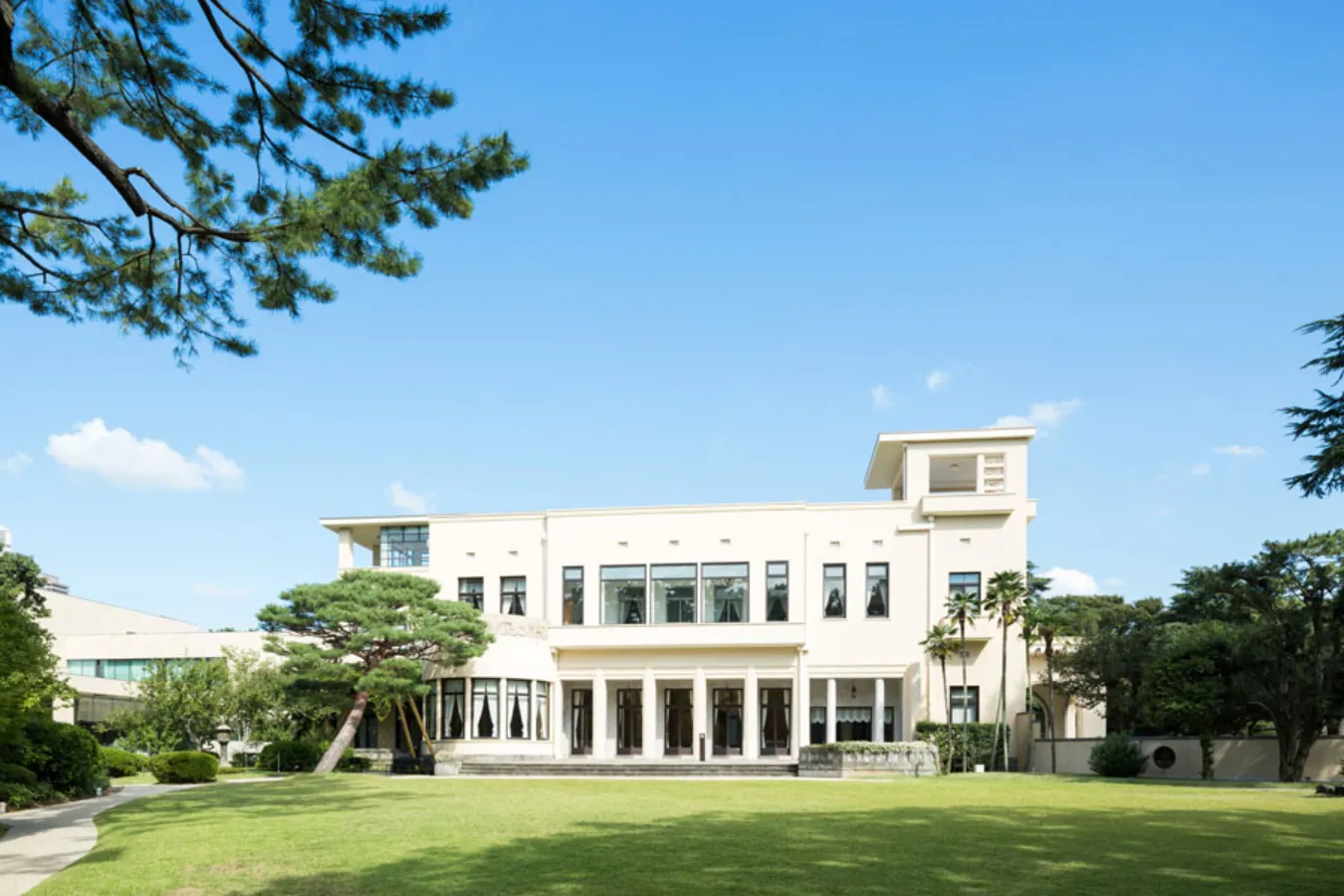 ▲画像提供：東京都庭園美術館　本館　南面外観