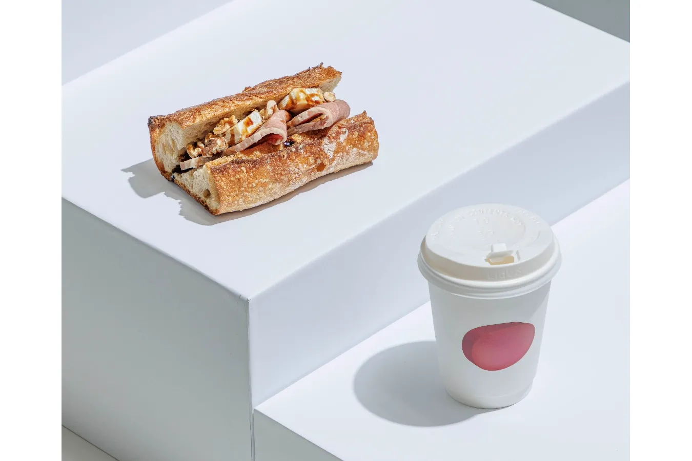 ▲「自家製ローストポークとカマンベールのサンドイッチ」とホットコーヒー