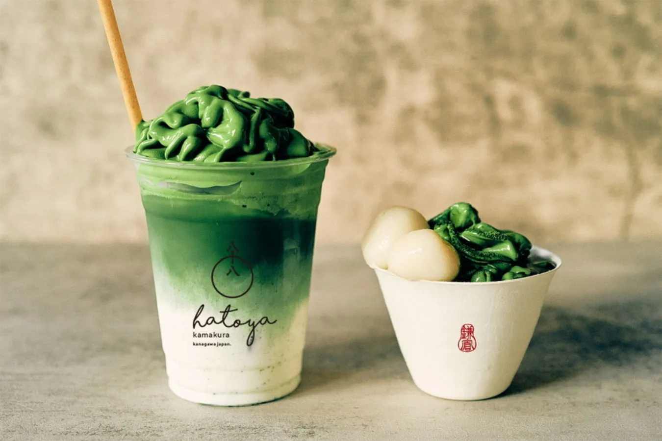 ▲左「抹茶ラテ 鎌倉壱」（700円）＋「焙煎抹茶ソフトトッピング」（600円）、右「焙煎抹茶ソフト」（700円）＋「白玉」（150円）
