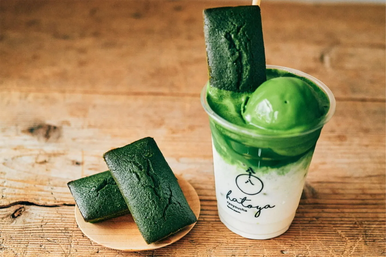 ▲左「八十八フィナンシェ」（1個600円）、右「抹茶ラテ 鎌倉壱」（700円）＋「アイス」（400円）＋「八十八フィナンシェ」（600円）