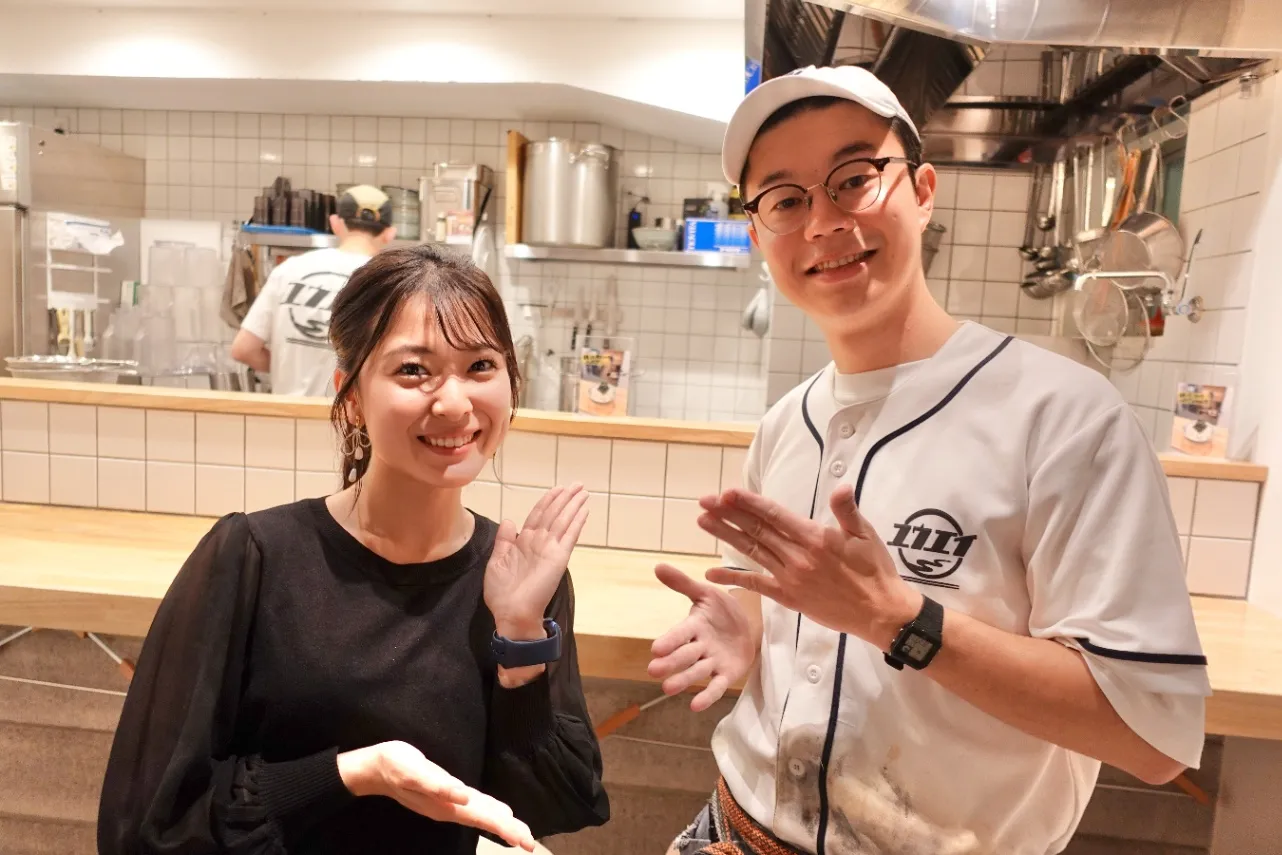 ▲店主の岸本健太郎さん（右）、筆者（左）　