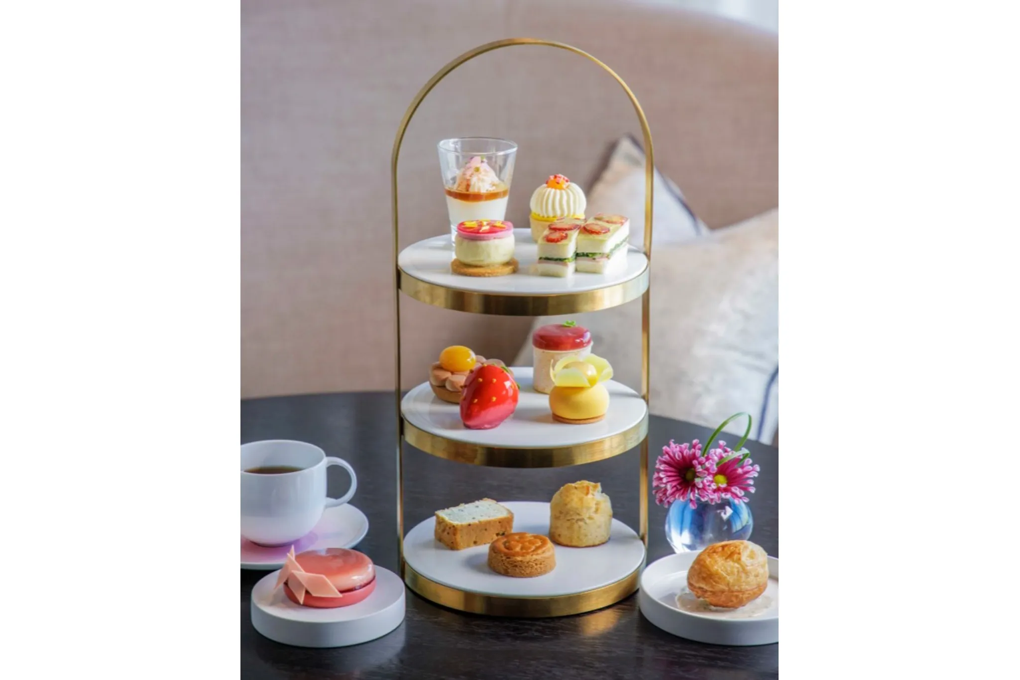 【フォーシーズンズホテル東京大手町】エレガントな雰囲気漂ういちごアフタヌーンティー