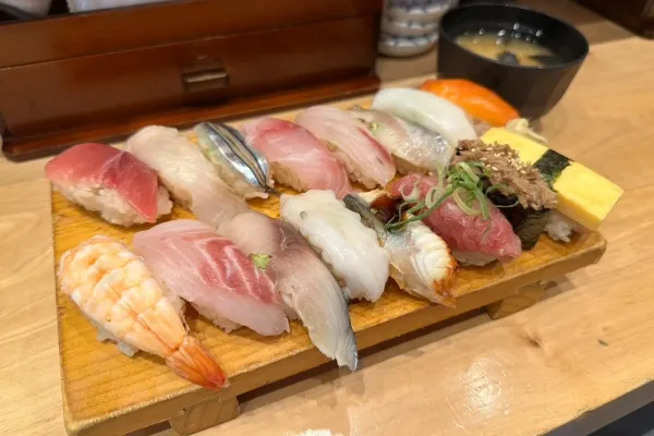回らない寿司屋で16カン1,000円台！「日本橋 すし 釣りきん」が超穴場
