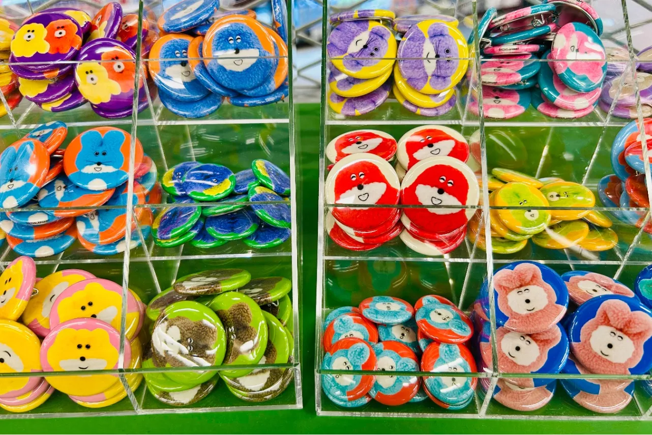 ▲「ケンエレブンシツ」で販売している個性派キュートな缶バッチ