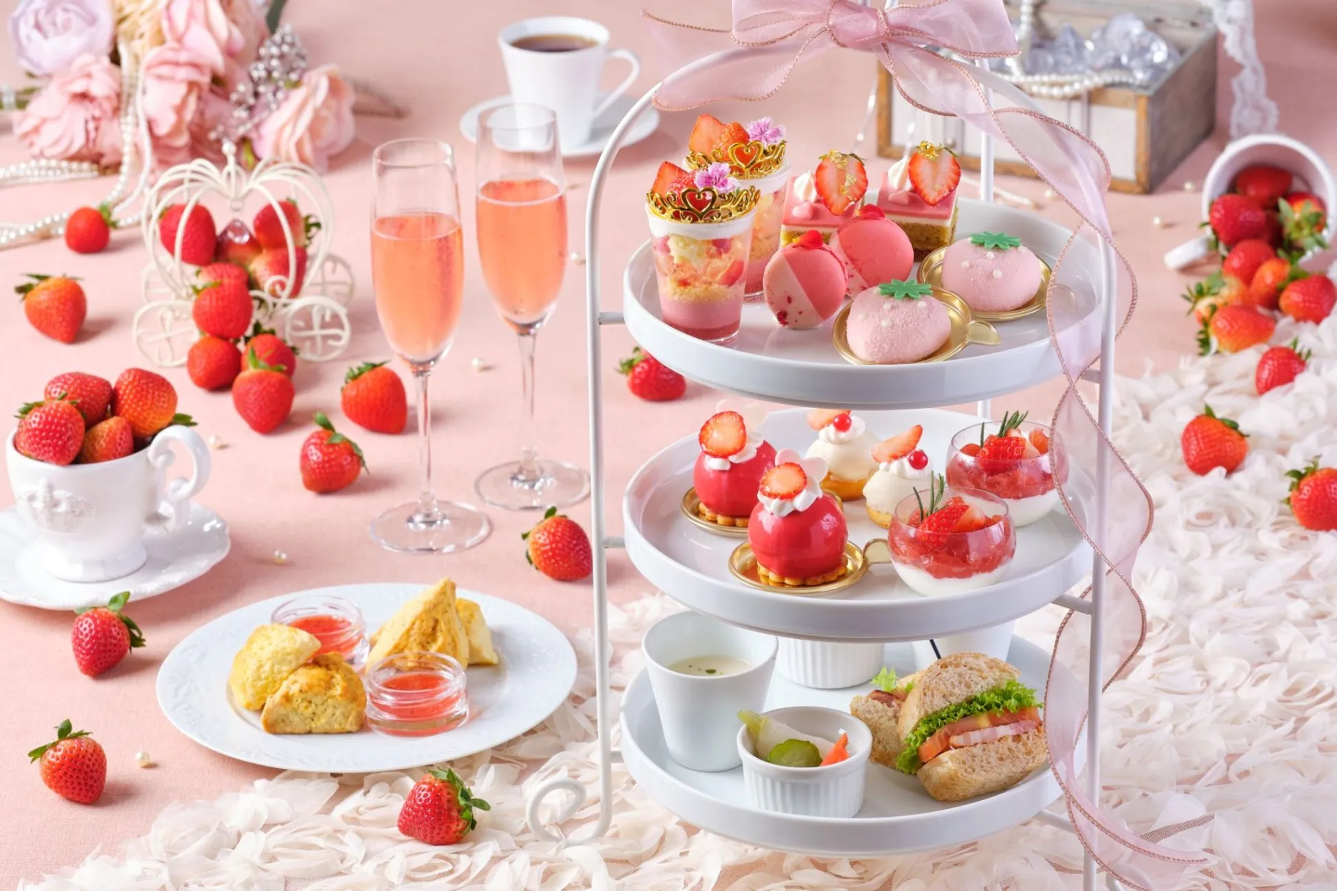 お姫様”モチーフのスイーツが楽しめるいちごアフタヌーンティー！横浜