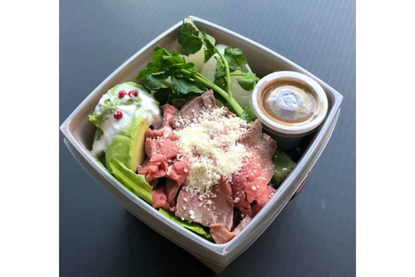 ▲「シンビ」ではヘルシーなサラダ丼などを展開