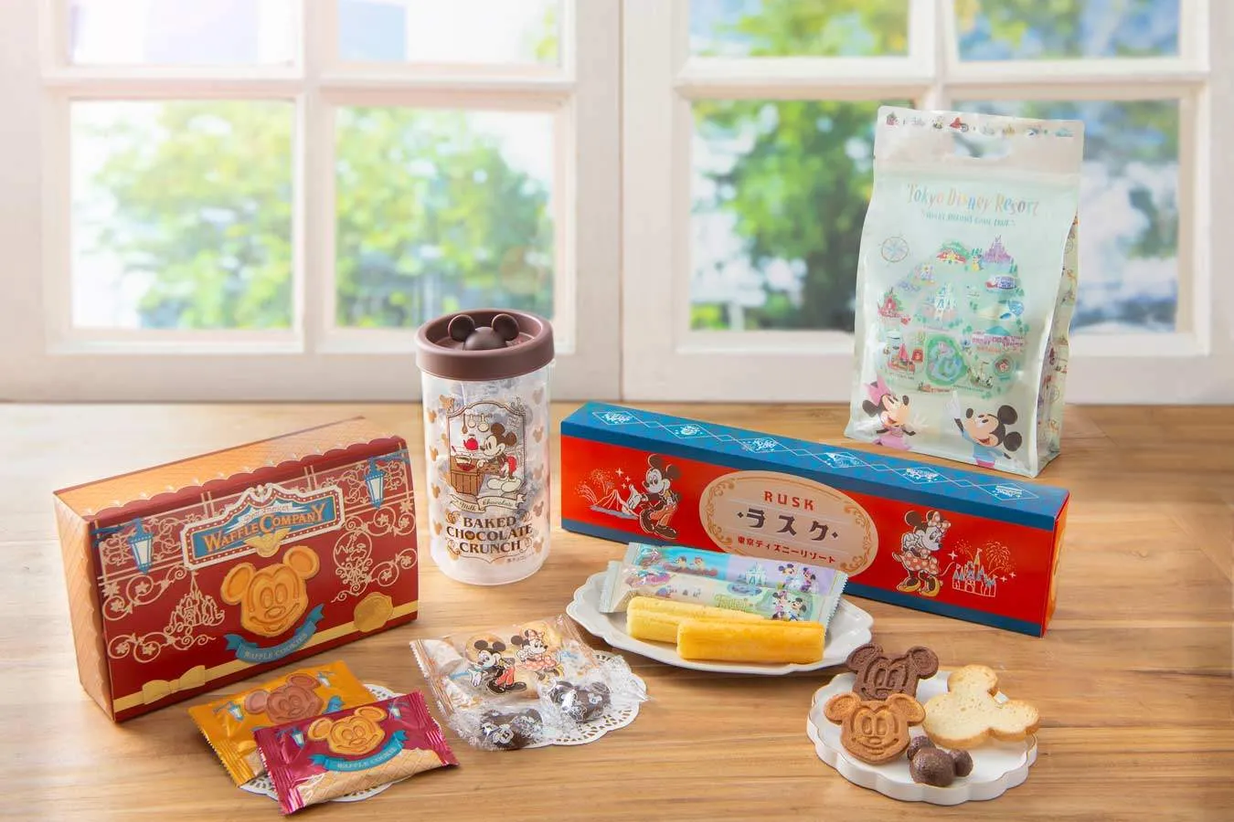 ▲左から「ワッフルクッキー」（1,300円）、「ベイクドチョコレートクランチ」（2,000円）、「ラスク」（1,400円）、「コーンスナック」（1,000円）（C）Disney