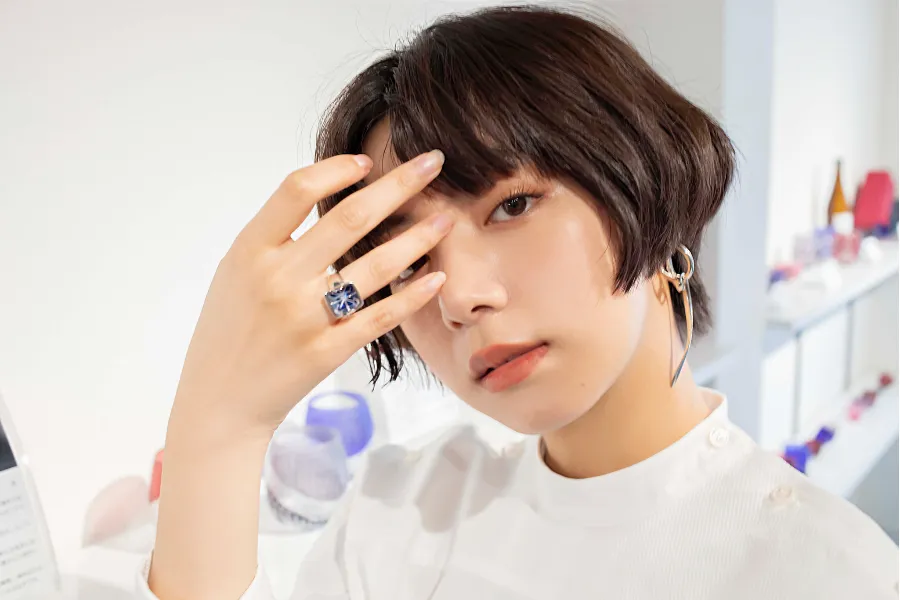 手磨きで生まれる切子の輝き―池田エライザと訪れる、東京ガラス工房「凛然」