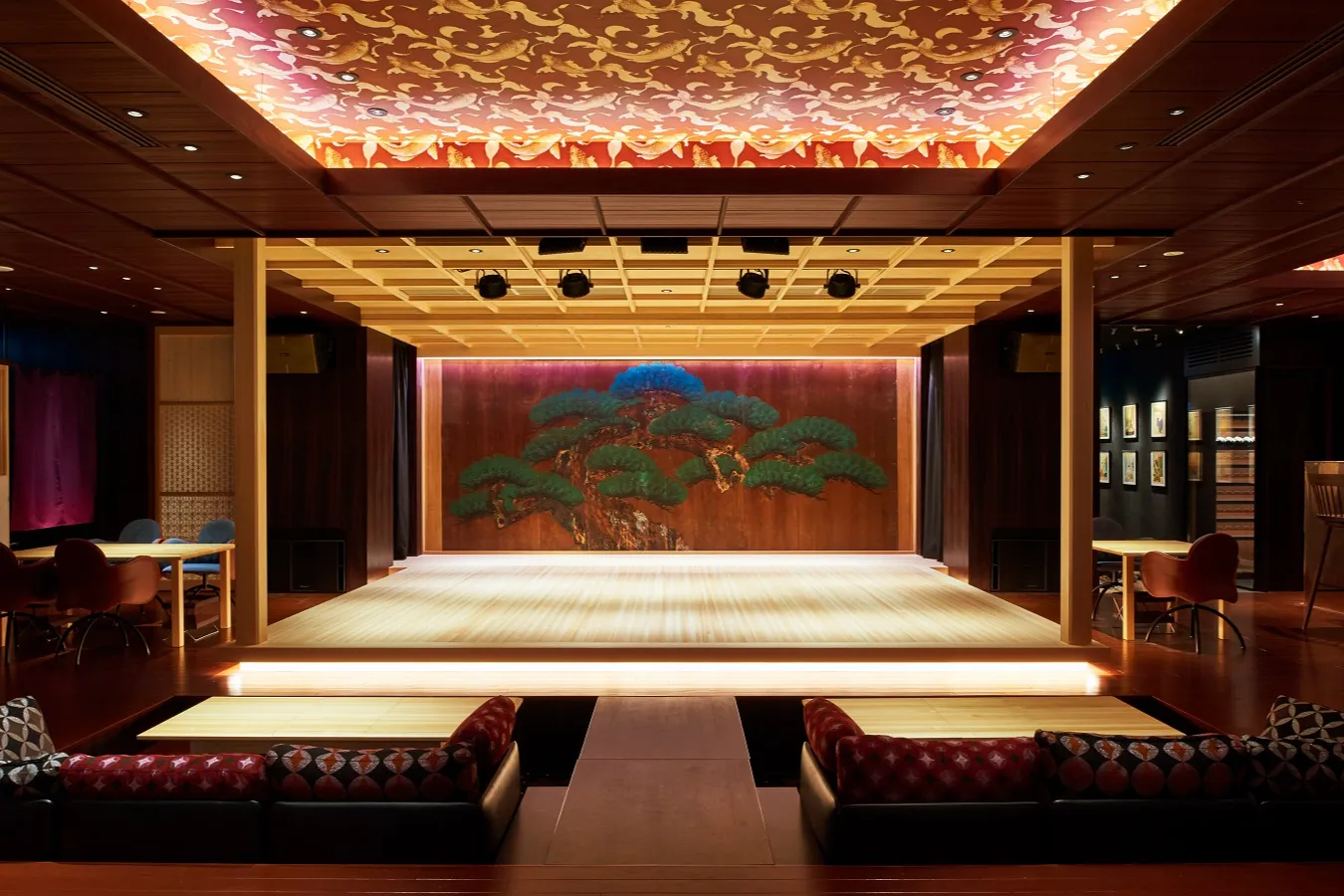 ▲京都・二条城にもあったといわれる鏡板を移築した能舞台。日本舞踊が毎夜披露される