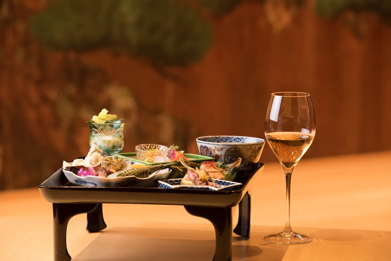 ▲料理一例。ほとんどの器や膳は長崎で350年以上の歴史を紡いだ名店「富貴楼（ふうきろう）」から譲り受けた