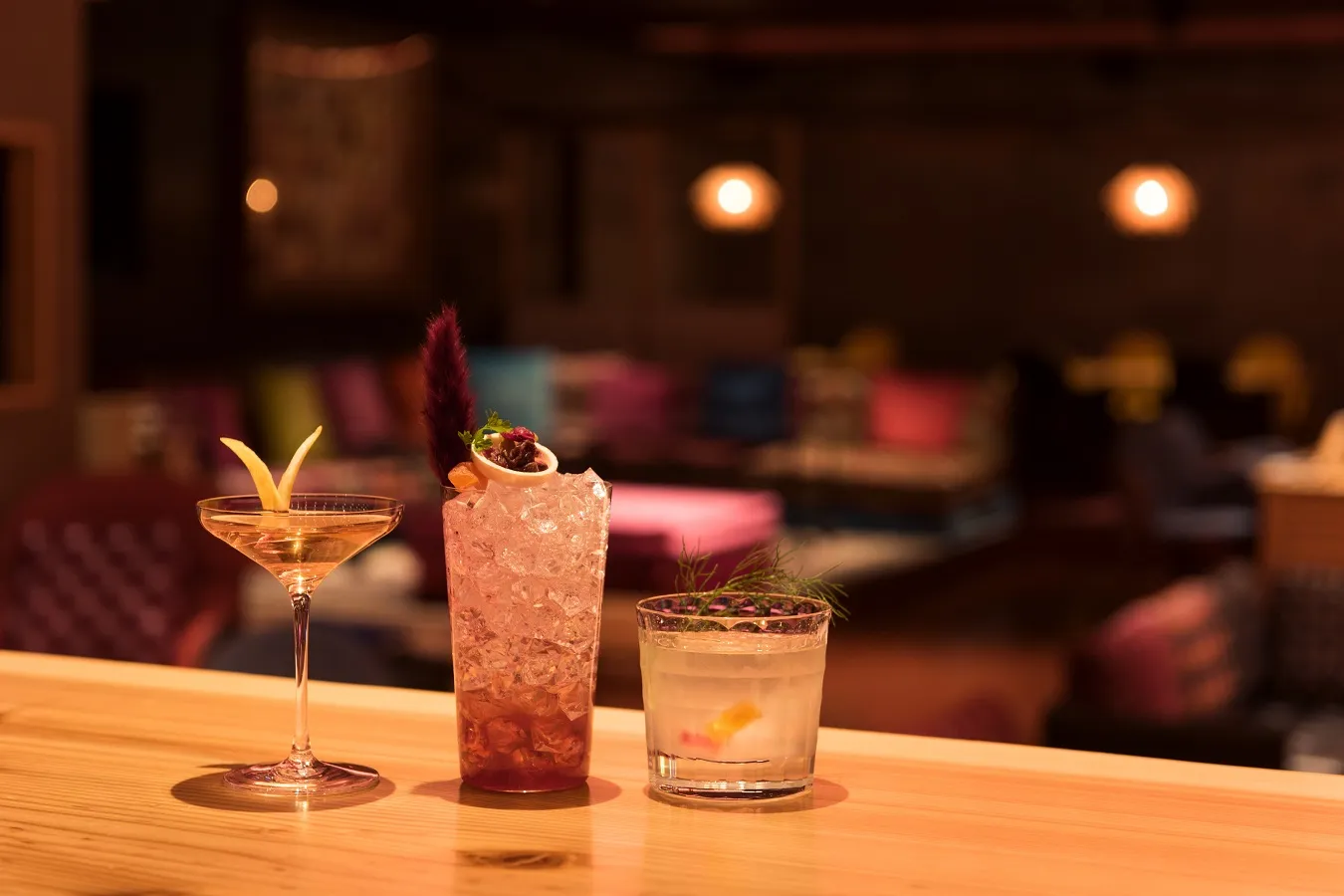 ▲バーエリアやレストランで注文できるオリジナルカクテル。左から「振舞」（2,000円）、「猩猩（しょうじょう）」（2,000円）、「芽吹」（1,900円）