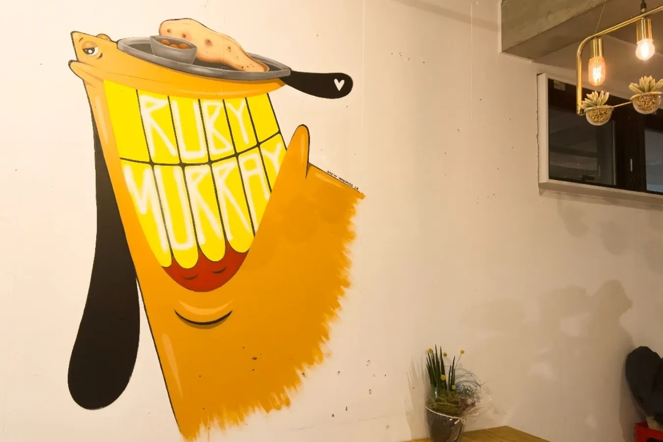 ▲壁に描かれたキャッチーな犬の絵は、店主の友人でもあるフランス人アーティストJeremy Yamamura氏によるもの