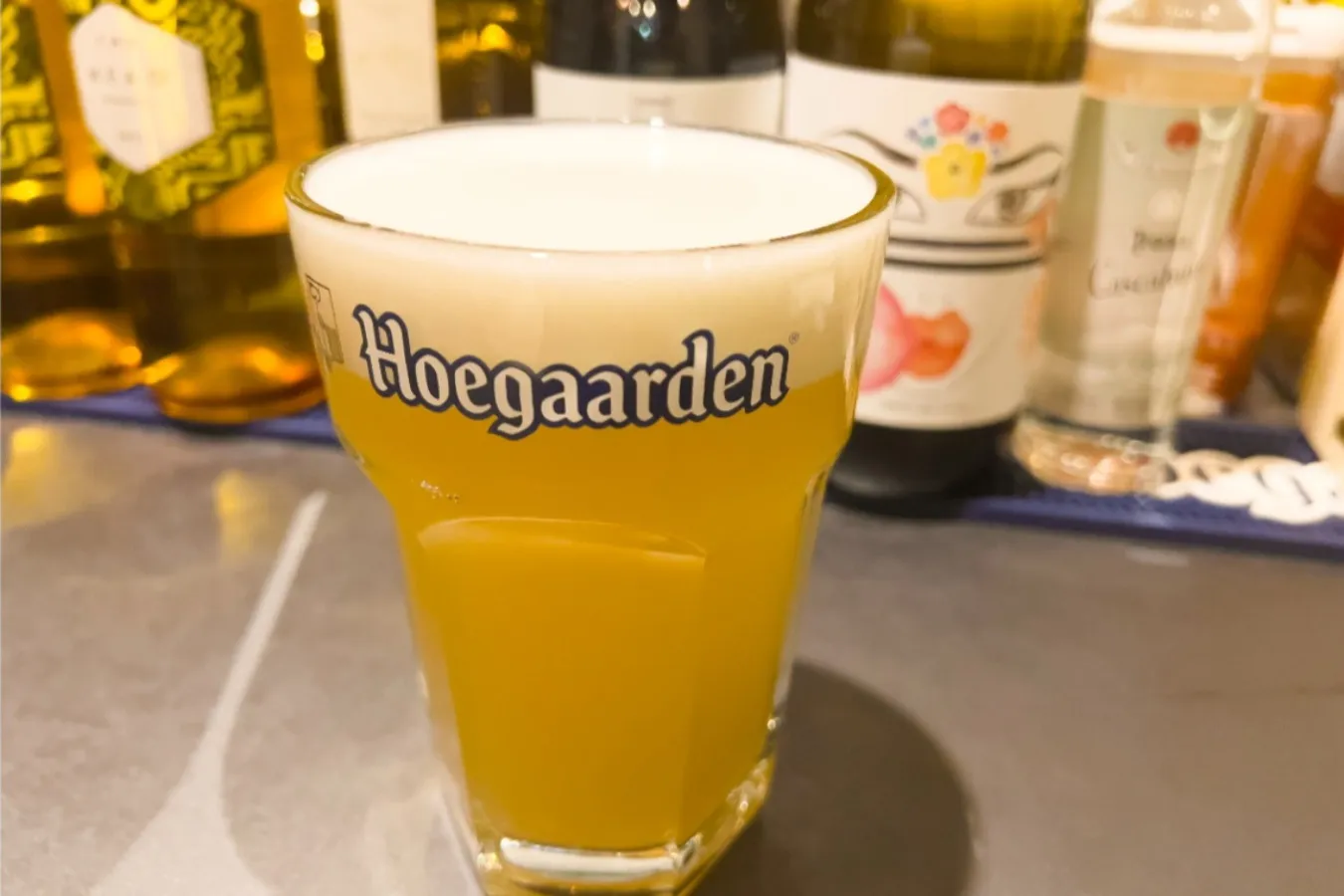 ▲「ヒューガルテン 生」（800円）。コリアンダーシードを用いたベルギーホワイトビールで、スパイス料理との相性も最高。