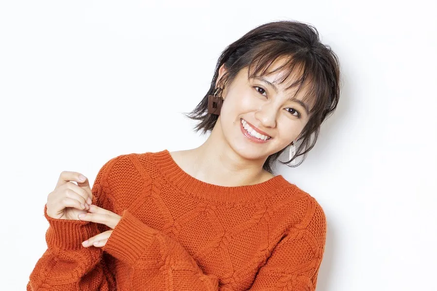 岡田結実さんが必ず持って出かけるものは？プライベートと主演ドラマ『女子高生の無駄づかい』の裏話をインタビュー