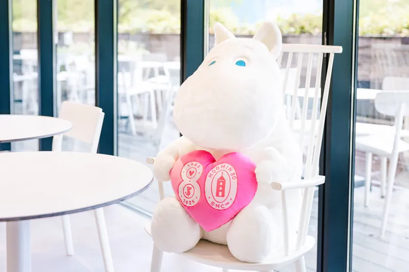 8月9日（土）販売スタート・80体限定、80周年記念「おすわりムーミン」