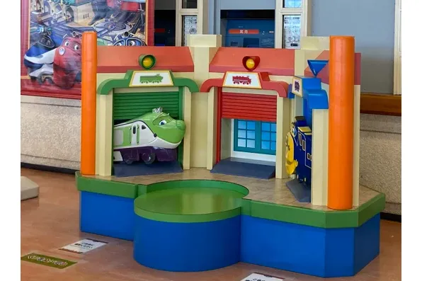 ■フォトロケーションスポット／着席しての写真撮影や「ウィルソン」のモニュメントと写真撮影ができます。　©チャギントン