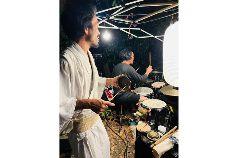 生バンド盆踊りで境内はにぎやかに