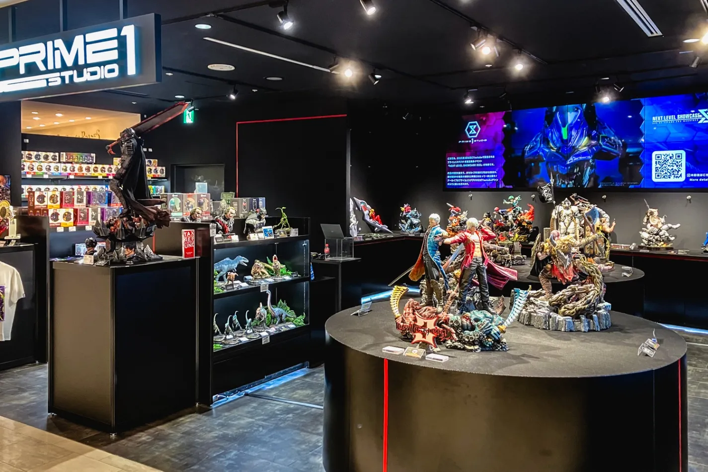 ジュラシック・ワールド』スタチュー展示