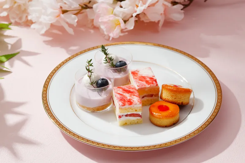「春のアフタヌーンティー」中段（スイーツ）