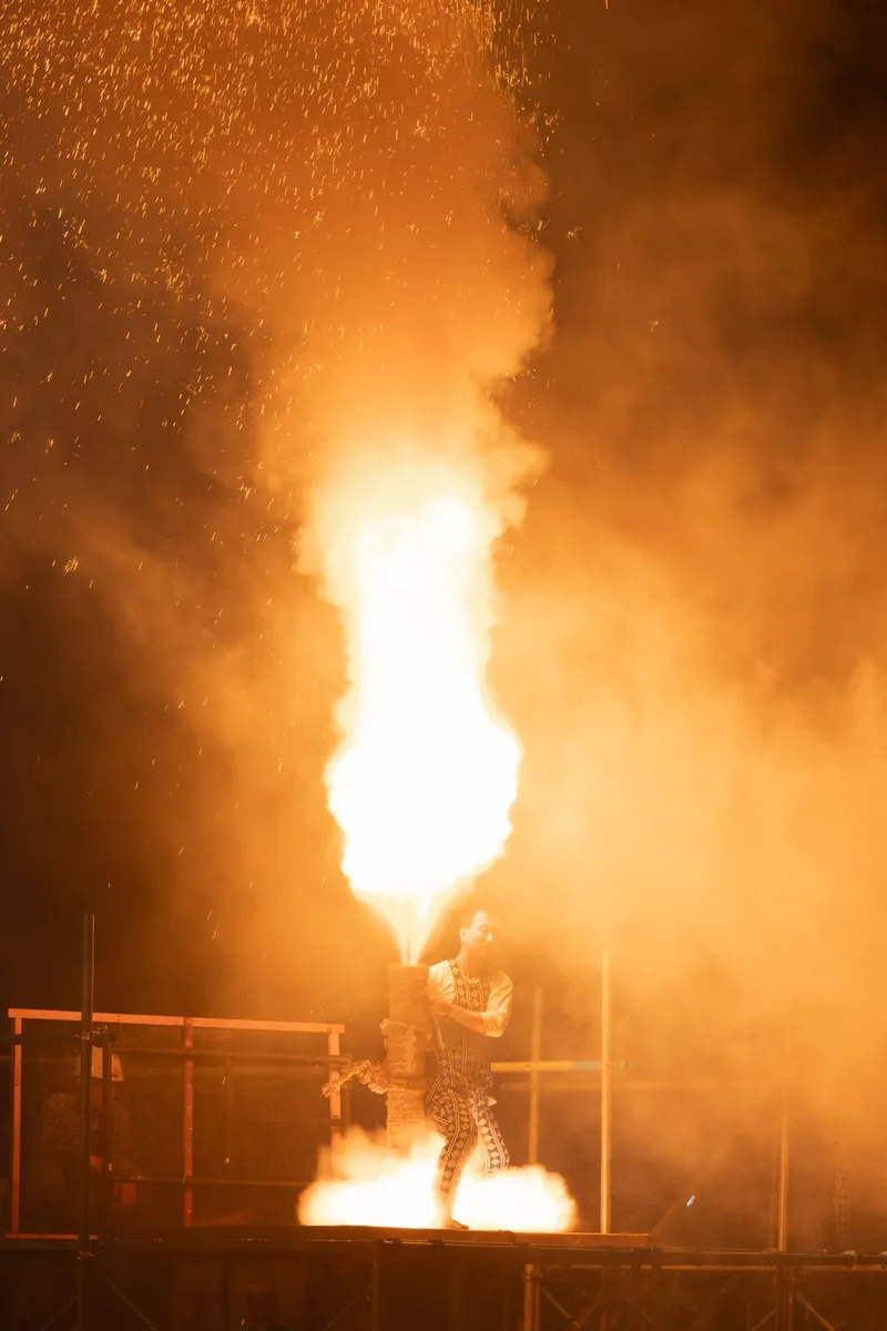 最後は「ハネ」と呼ばれる爆発で締めくくられる