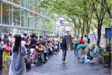 Performing Arts Base　2025年度の様子／エンニュイ『平⾯的な世界、断⽚的な部屋』