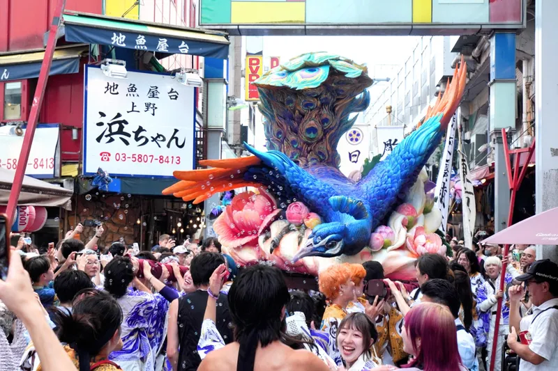 商店街のゲートを通る際には歓声が上がりました