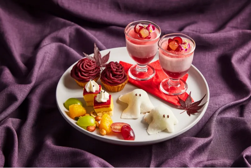 ・おばけガトーショコラ　・3色ぶどうムース　・安納芋ケーキ　・チョコレートクリームのカシスモンブラン