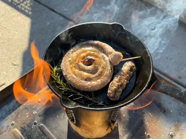 セージを摘み採ってつくる「ハーブ香るソーセージづくり」