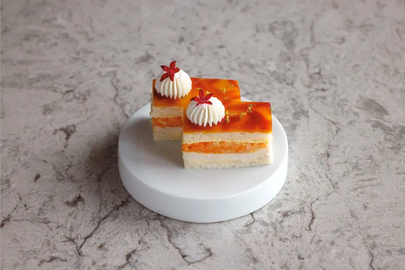 チキンマンゴーサンドイッチ、大根と人参の  マリネ 柑橘クリームとライムゼスト