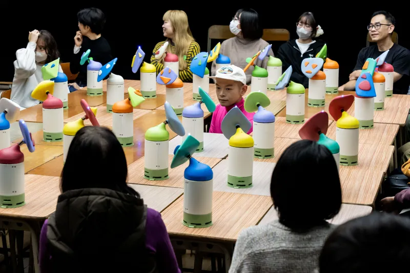 捩子ぴじん+YCAM『せいせいのせんせい』　撮影：守屋友樹　写真提供：山⼝情報芸術センター［YCAM］