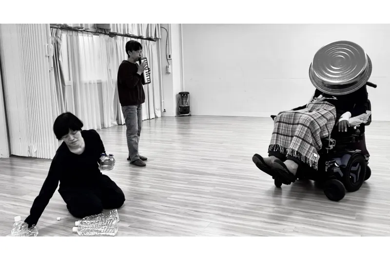 あぃたら えィ（新井英夫×板坂記代子×山田衛子）『さん まるだが だんころ 3 〜音と動きのパフォーマンス〜』　©aitara-ei