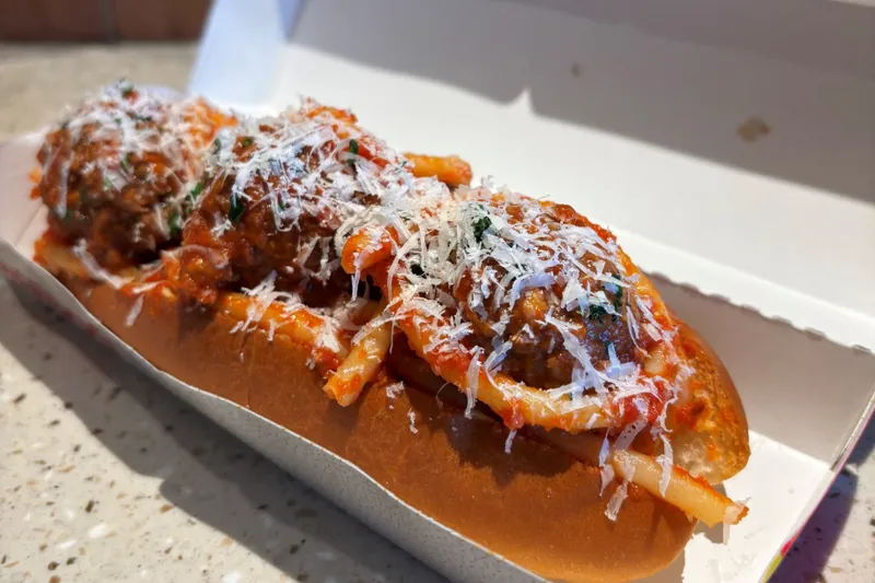 ＜The TRATTORIA SALVATORE CAFE＞  名物ナポリタンのホットドック　900円