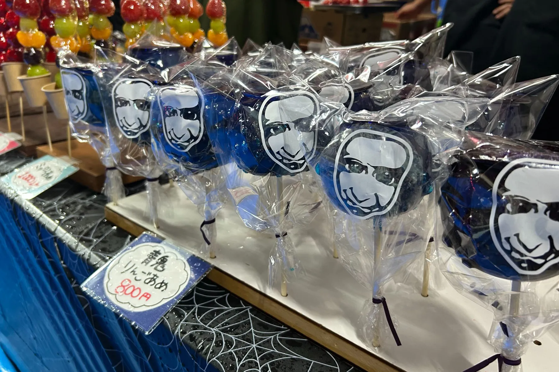 ＜上野ゾク夏祭り＞屋台の商品「青鬼りんご飴」（2026年撮影：レッツエンジョイ東京編集部）