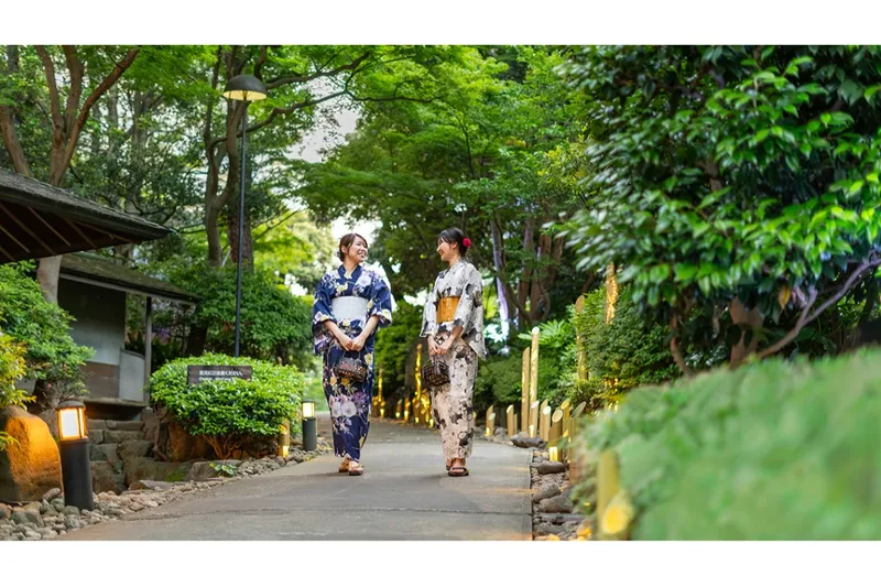 浴衣を着て日本庭園で夕涼み