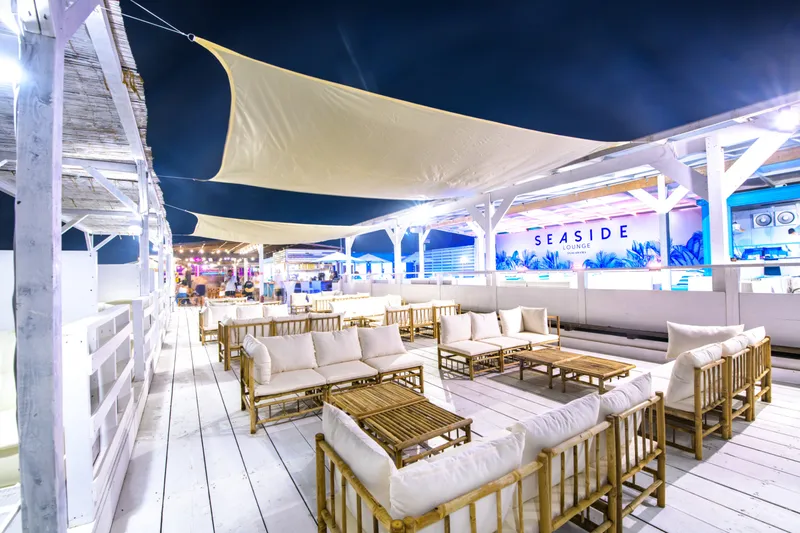 夏の幻想的な夜と海を楽しむナイトタイム。