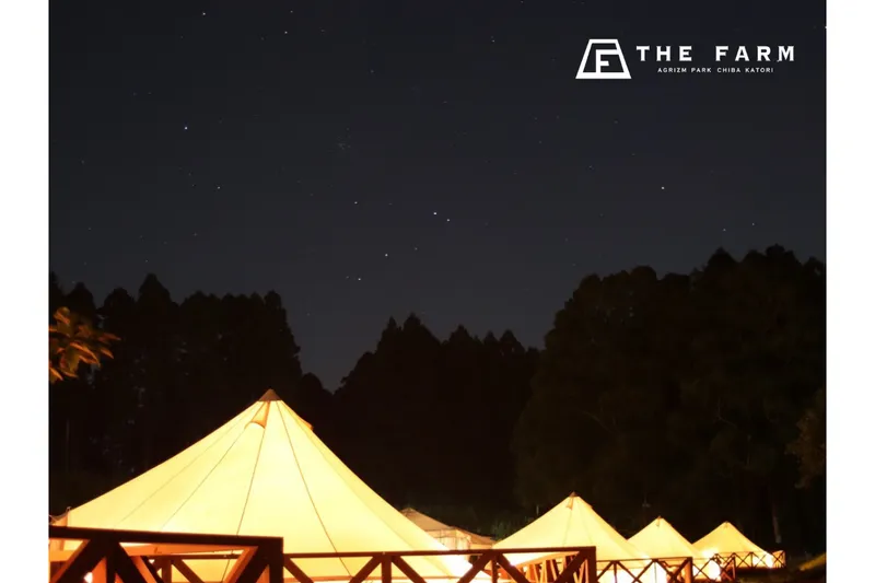 豊かな自然と静けさに包まれた農園リゾートTHE FARM。都心からほど近い場所にありながら、夜には穏やかな星空が広がります