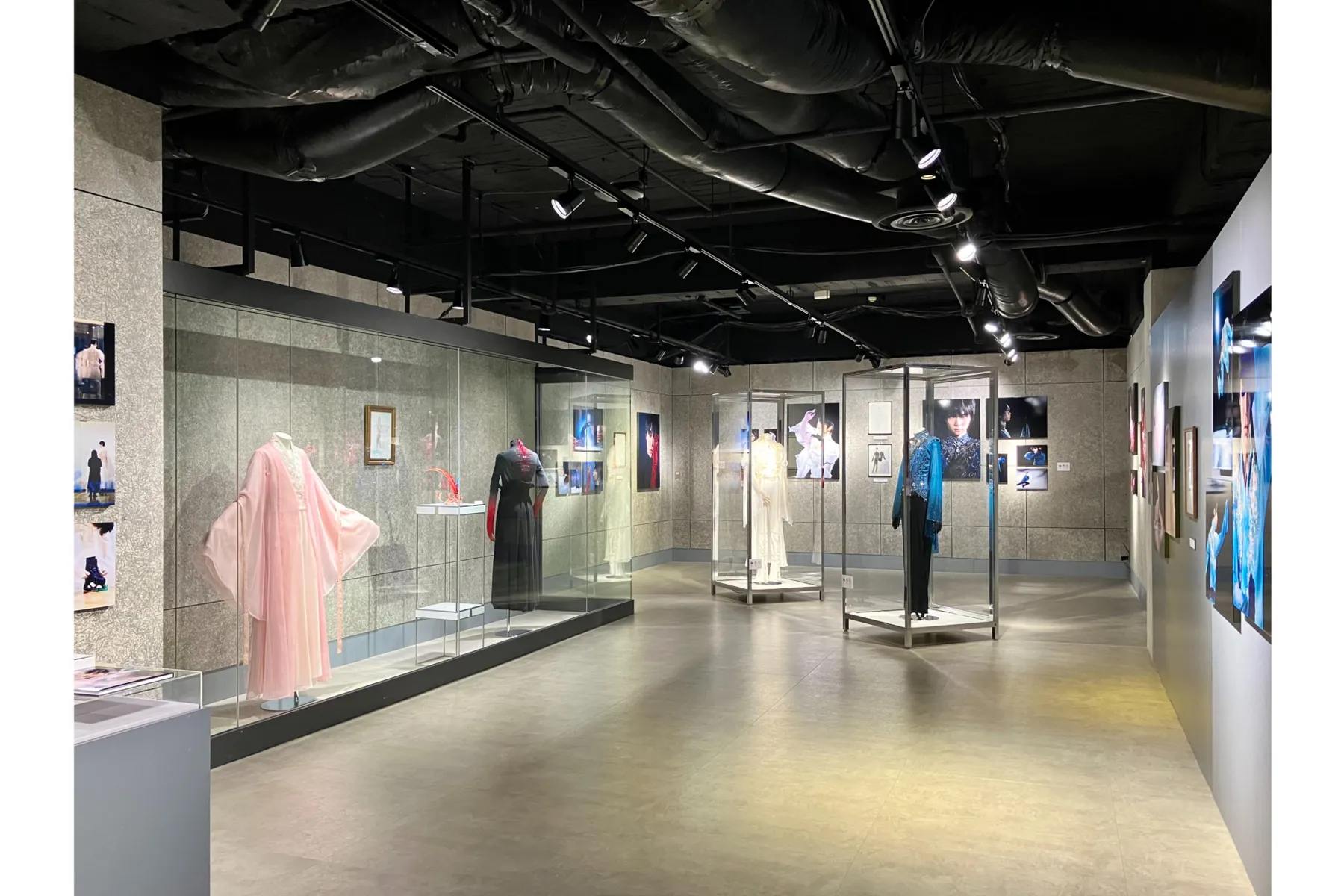 『Couture on Ice(クチュール・オン・アイス) 羽生結弦×伊藤聡美 写真集』出版記念展_2