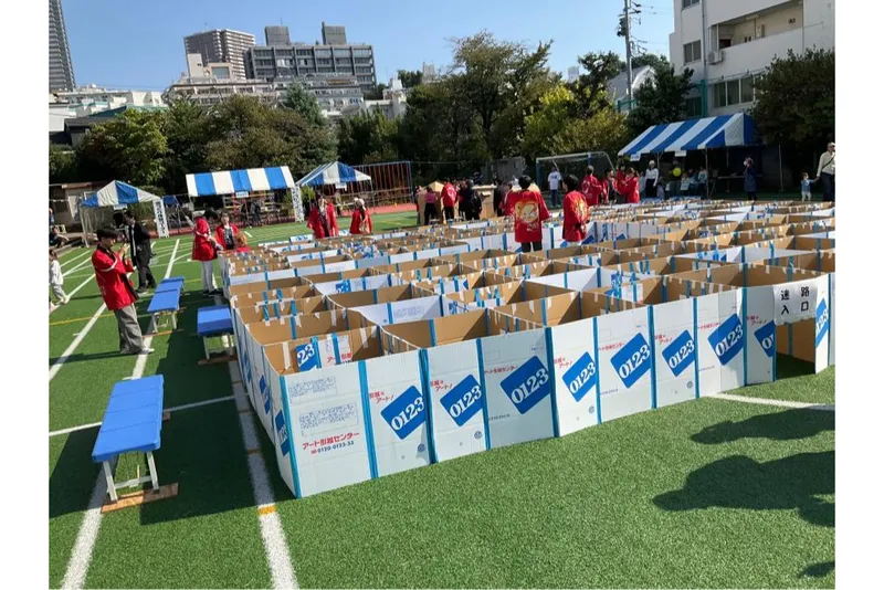 子ども広場名物の巨大なダンボール迷路