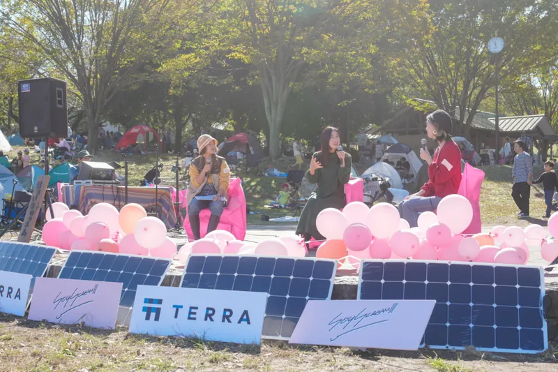 2024年HARVEST PARKのトークステージ。太陽光で発電された電気を使用しました。　photo by 牧野 弘