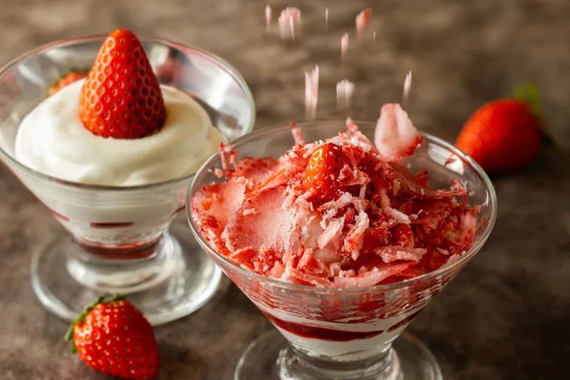 削りたて苺「ストロベリーネーヴェ（Strawberry Neve）」: クリームと苺ソースに、冷凍あまおう苺をふわりと削って雪のように重ねた、ひんやり爽やかなデザート。 ※XEX TOKYO / XEX 日本橋限定、後半(2026年4月8日〜5月26日)提供