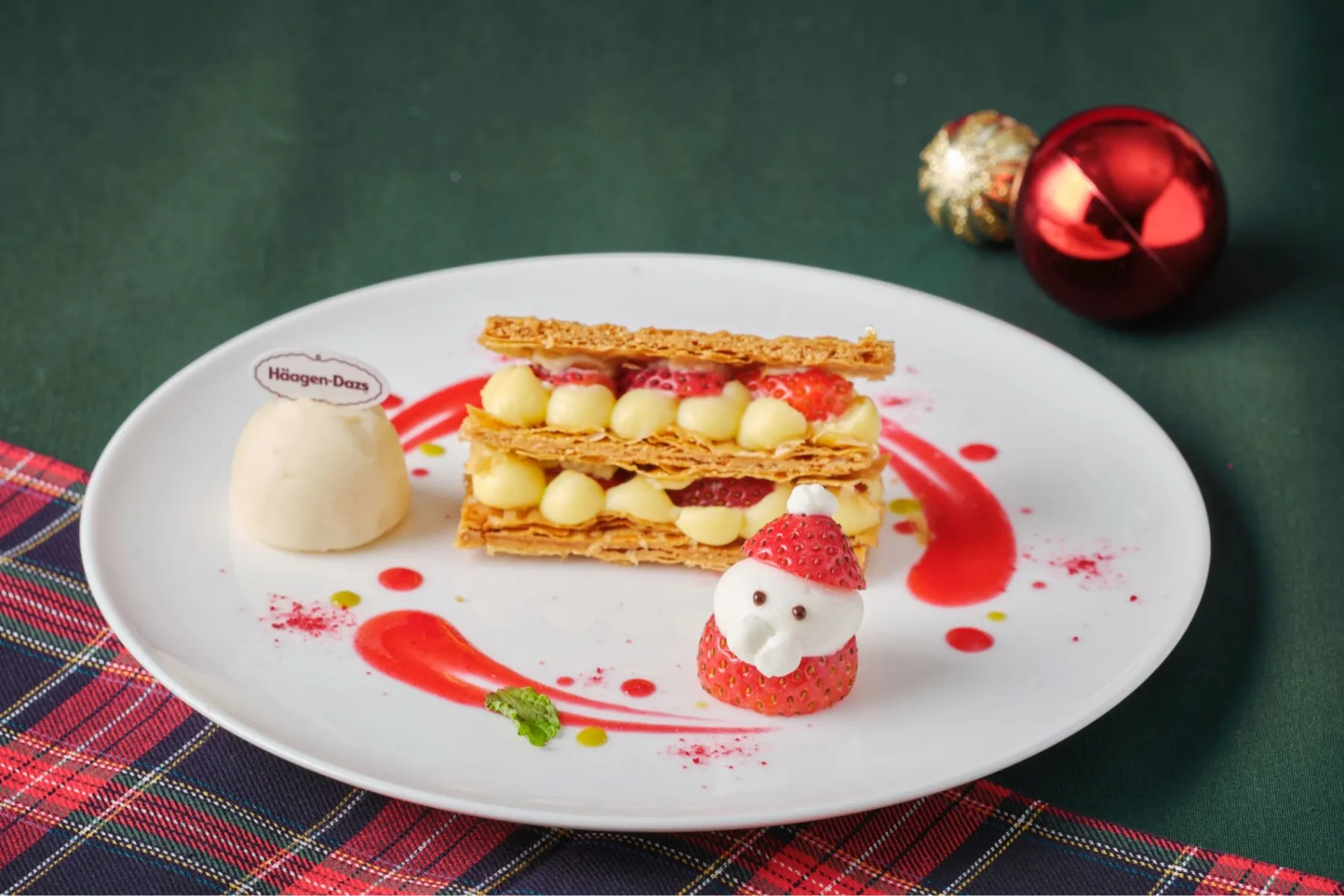 真っ赤ないちごのクリスマスアフタヌーンティー【リストランテ マンジャーレ ウォーターエッジ YOKOHAMA／大宮璃宮 カフェ＆レストラン 四季庭】_6