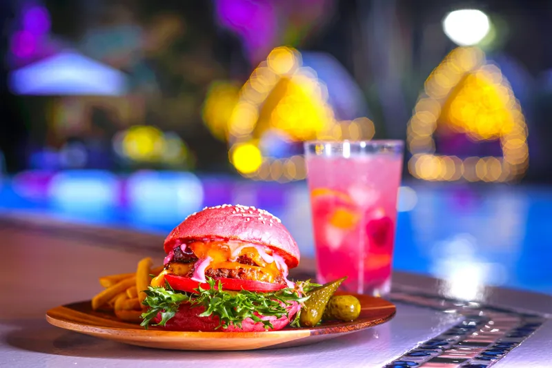 “ピンク×ピンク”のスマッシュチーズバーガー