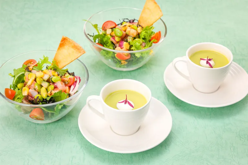 初夏野菜のチョップドサラダ/グリーンピースの冷製ポタージュ