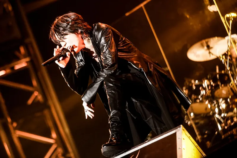 「KYOSUKE HIMURO LAST GIGS」衣装デザイン：島津由行　撮影：平野タカシ  2016年5月14日 福岡Paypayドーム（現みずほPayPayドーム福岡）　©ALGERNON,Inc.