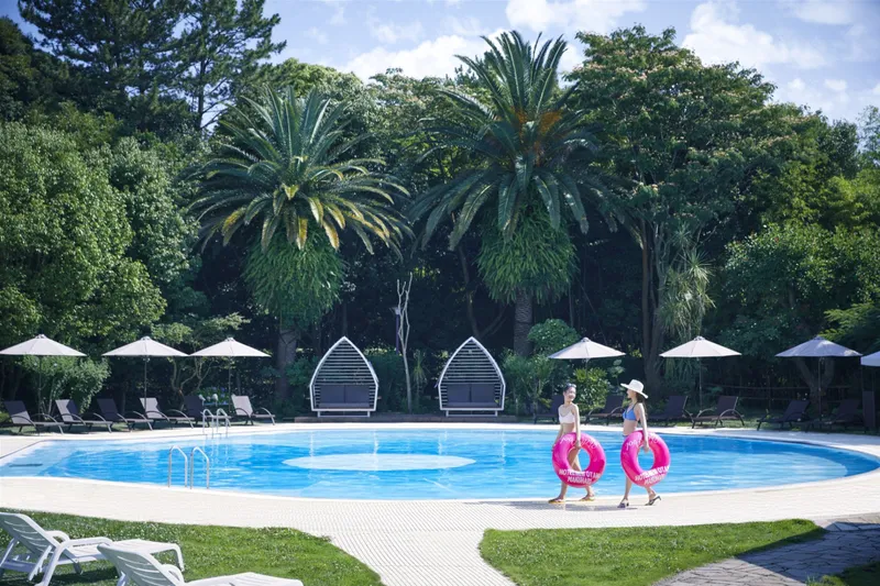 ホテルニューオータニ幕張　アウトドアプール『Shell Pool』