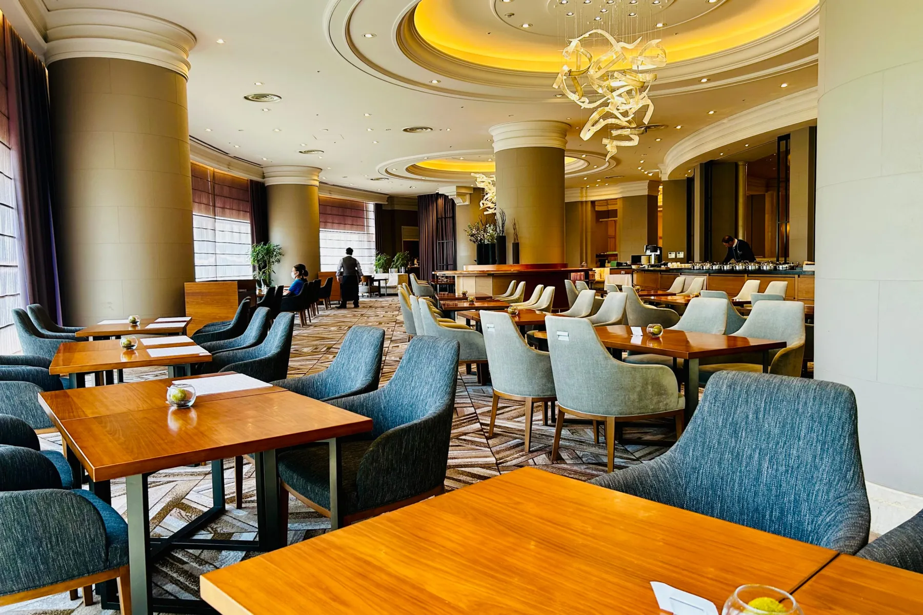 ＜ピーチアフタヌーンティー ～桃色の幸せ～＞広々としていてゆったり過ごせる「The Lobby Cafe」（2026年撮影：レッツエンジョイ東京編集部）