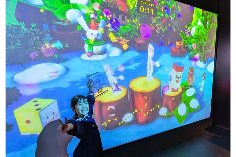 12月25日まではクリスマス限定の演出も。デジタル紙相撲「ペーパーリキシ」のステージもクリスマス一色に