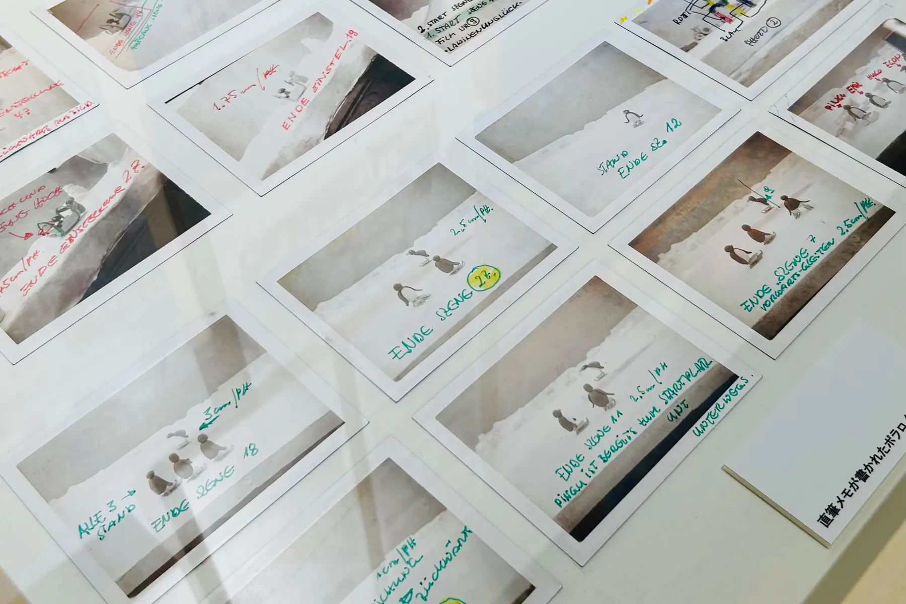 ＜可愛いだけじゃない！？ピングー展＞直筆メモが書かれたポラロイド（2026年撮影：レッツエンジョイ東京編集部）